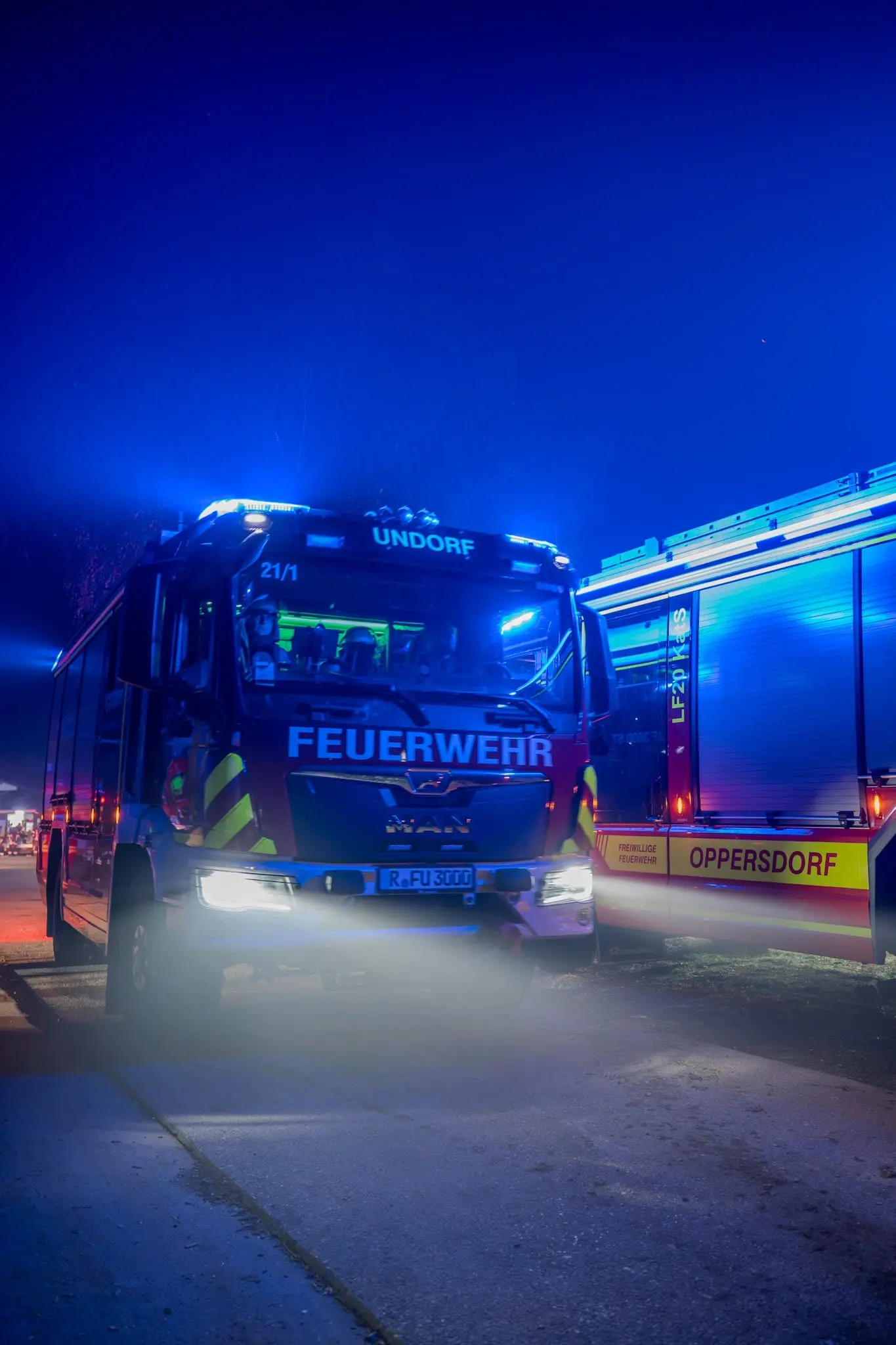 Einsatzfahrzeuge mit Blaulicht bei Nacht