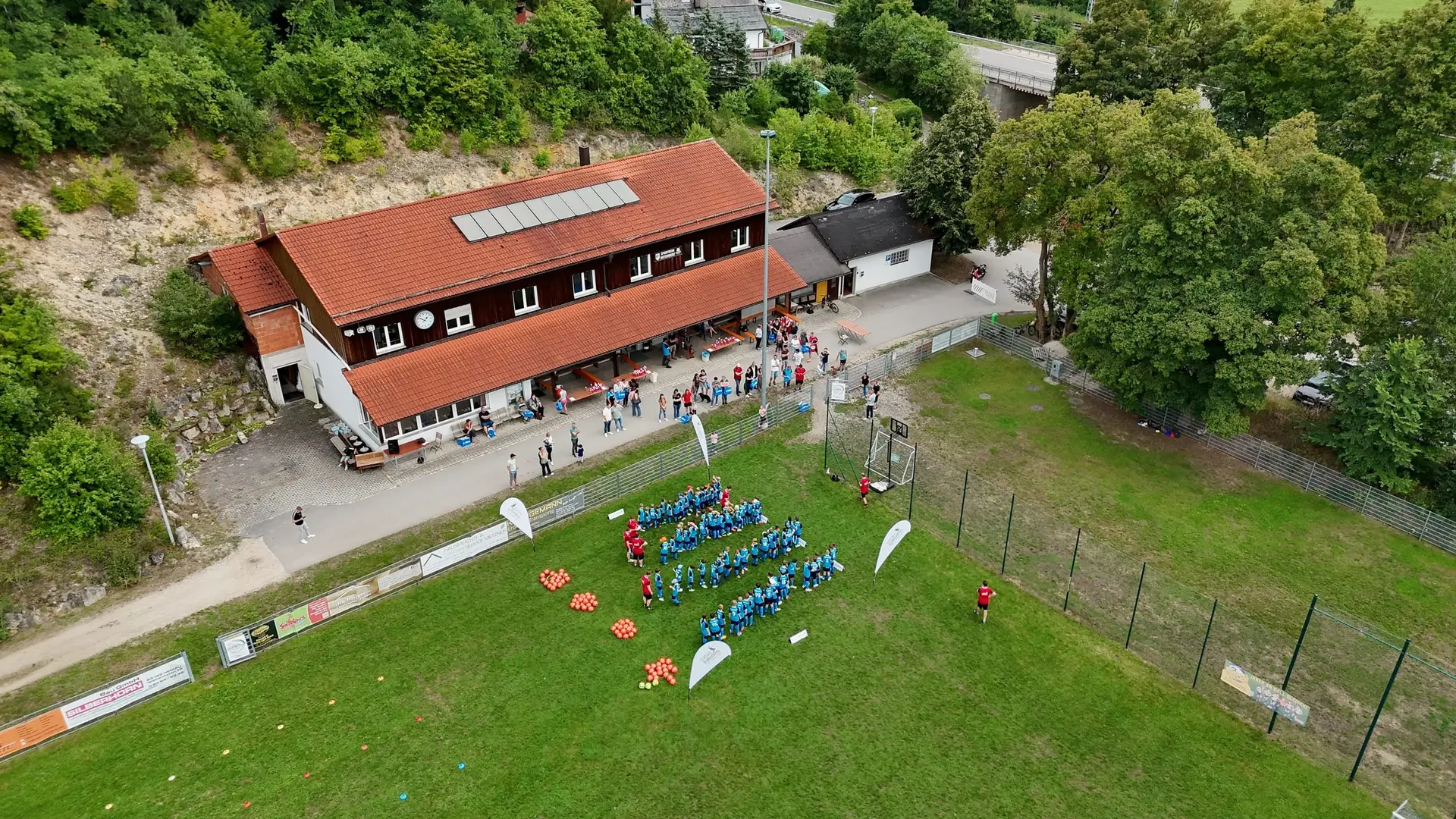 Vereinsgelände bei einem Fest aus der Luft