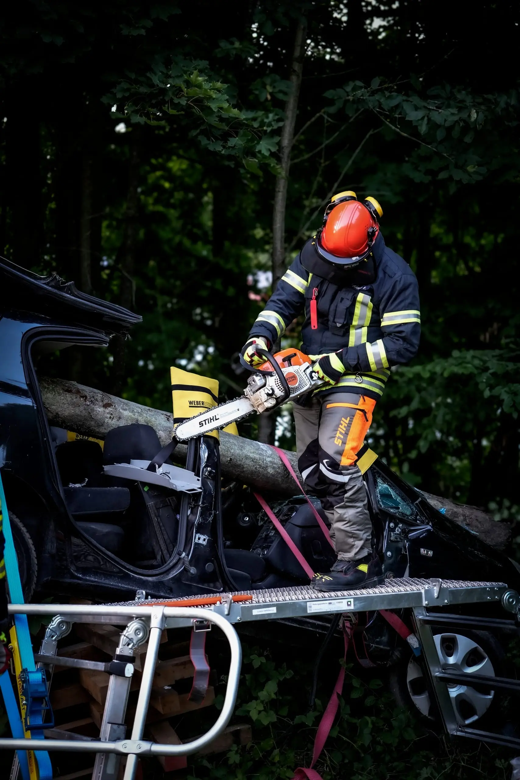 Einsatzkraft mit Motorsäge bei einer technischen Hilfeleistung