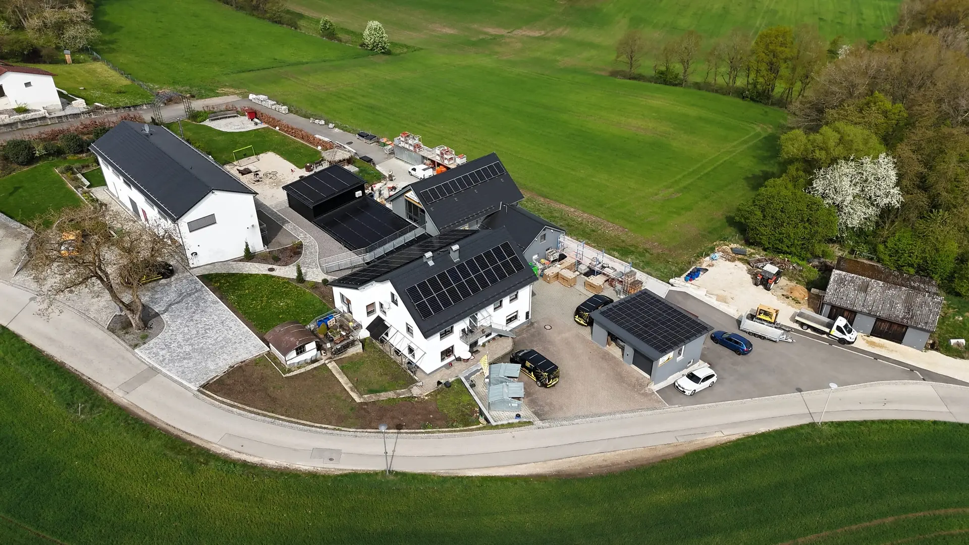 Hof mit Photovoltaikanlage aus der Luft