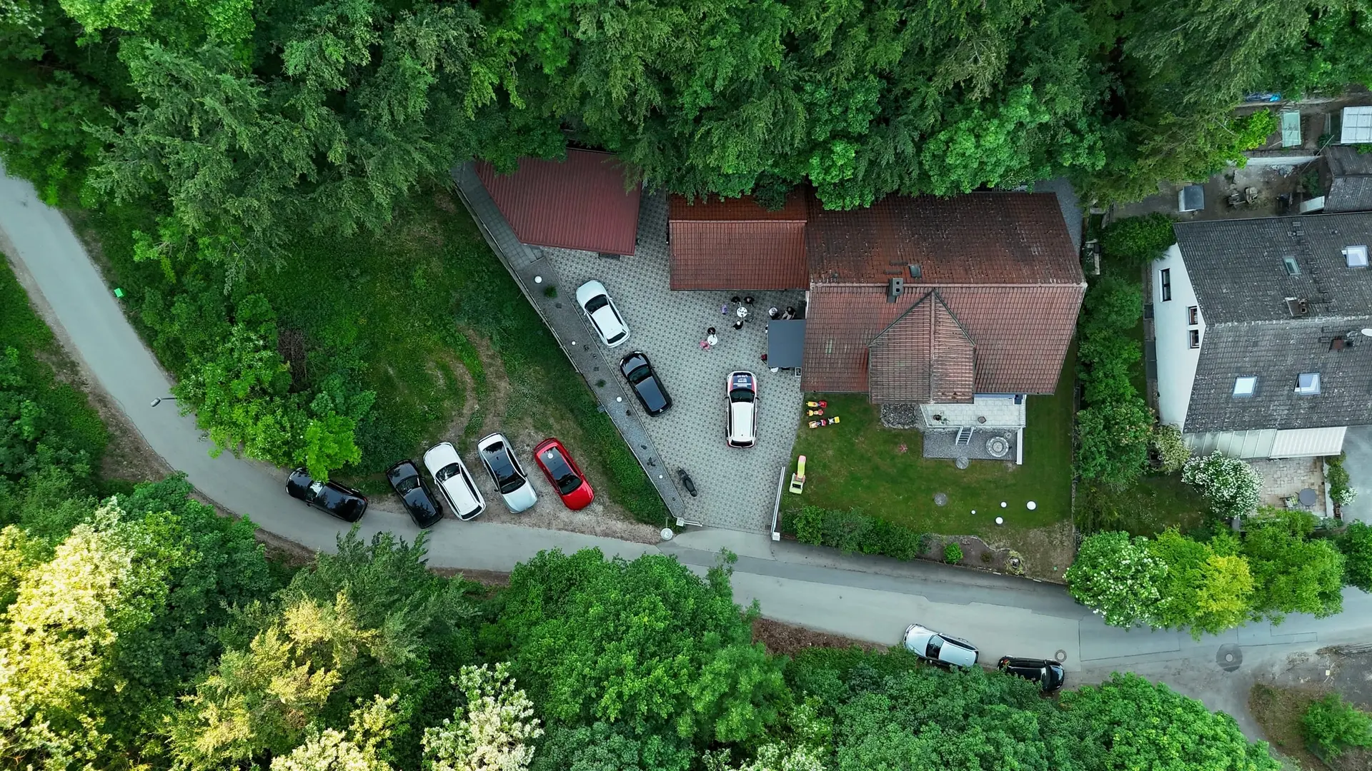 Wohnquartier am Waldrand von oben