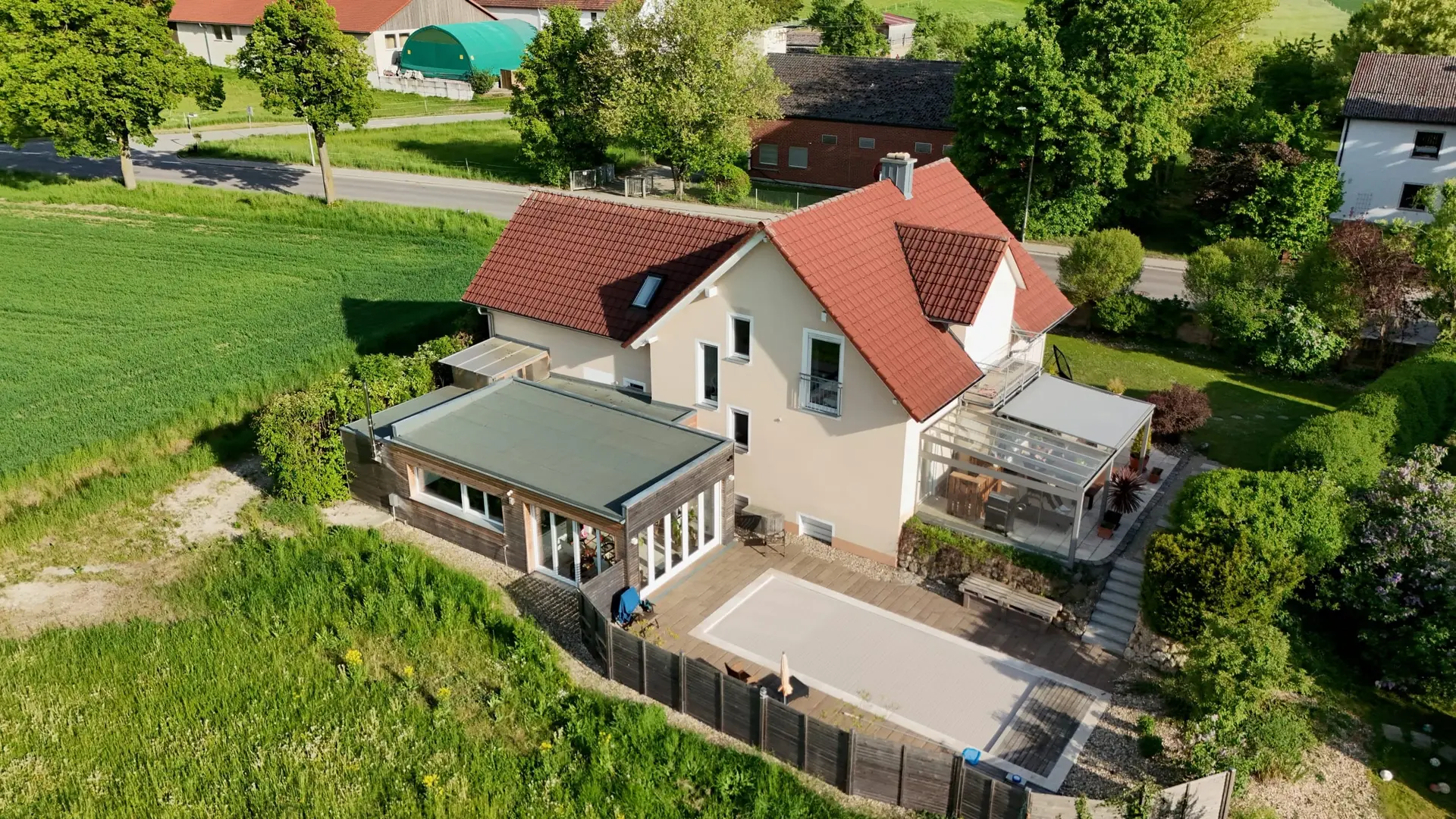 Einfamilienhaus mit Garten aus der Luft