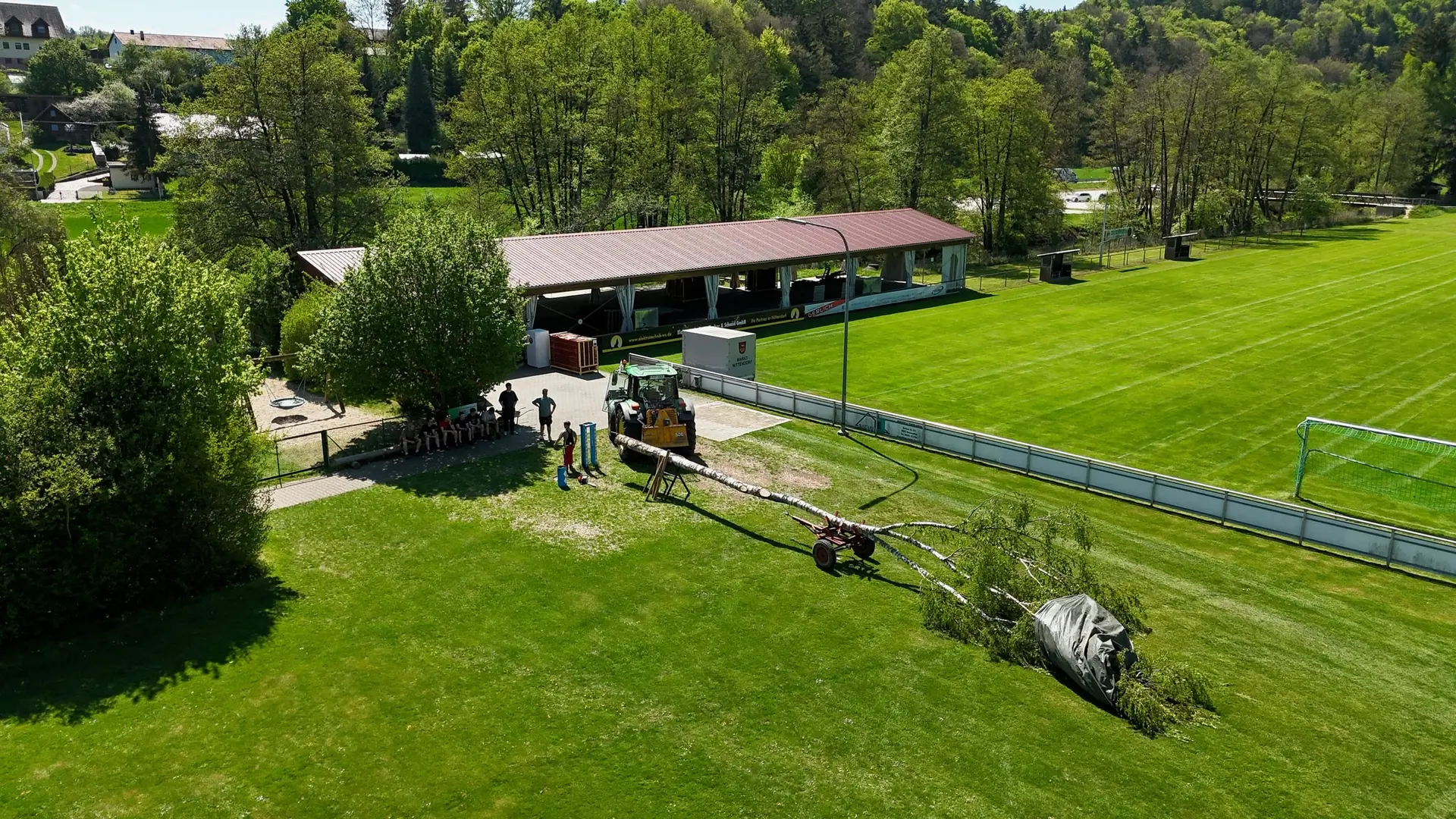 Sportgelände mit Vereinsheim aus der Luft