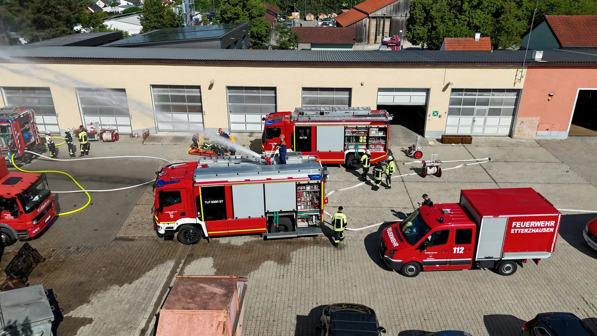 Feuerwehrübung vor dem Gerätehaus aus der Luft