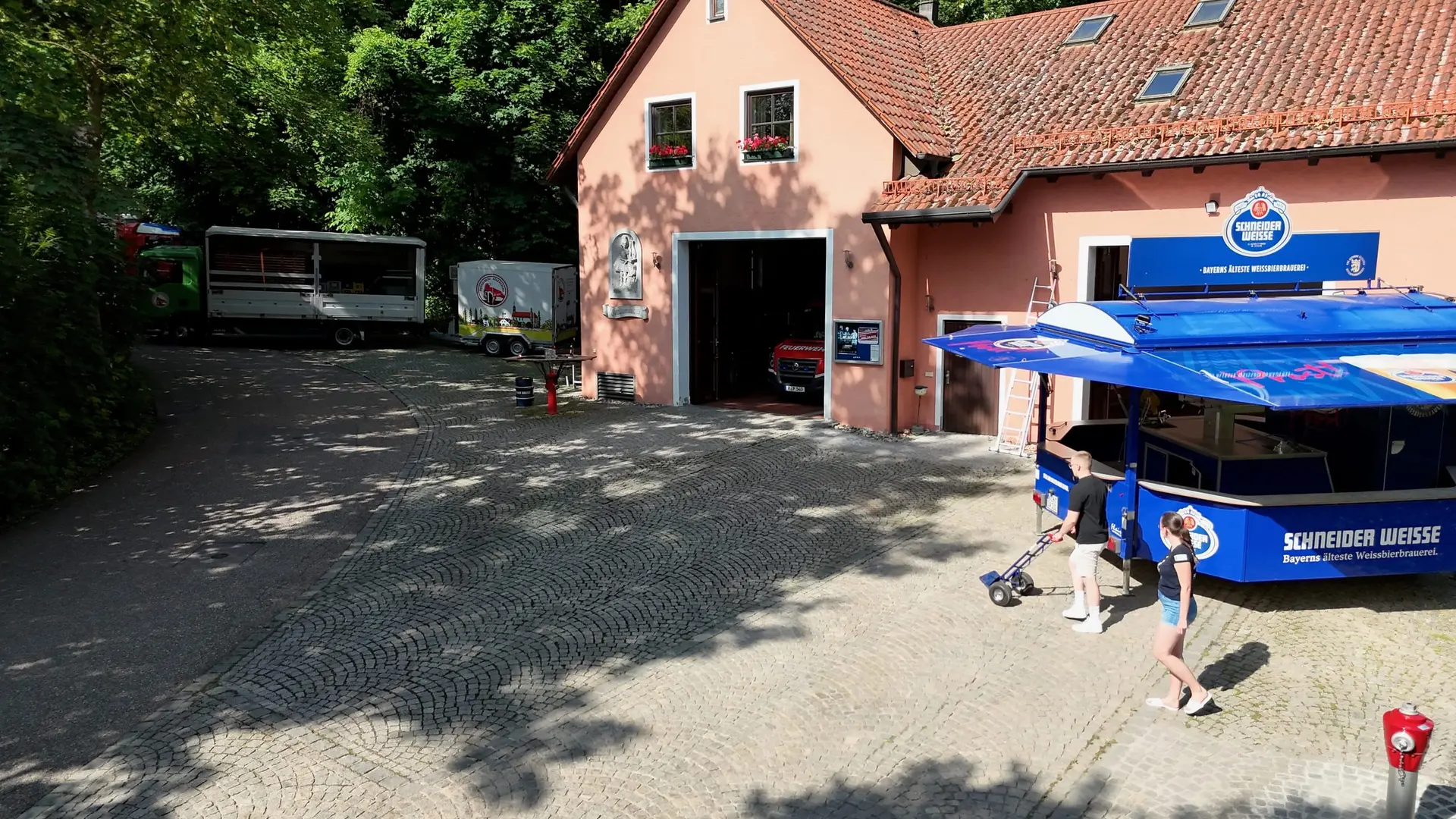 Aufbau vor dem Feuerwehrhaus