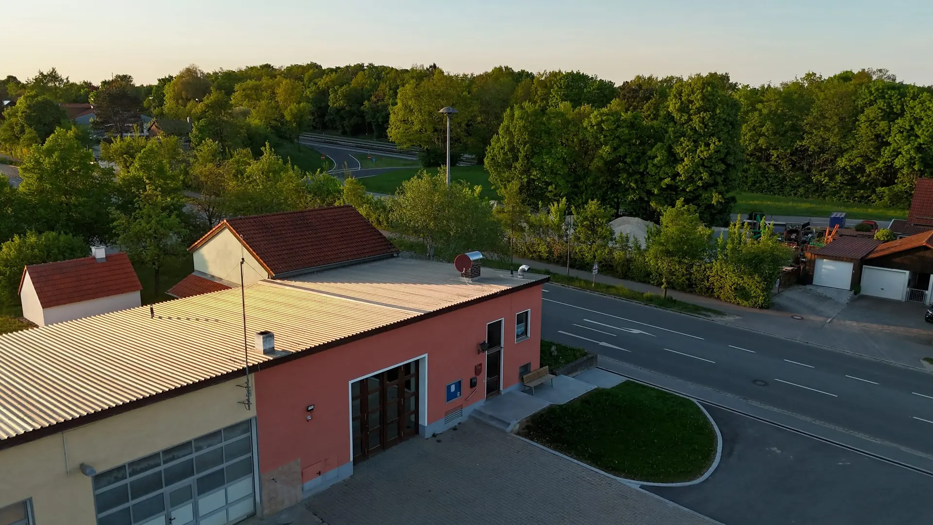 Gebäude und Straße im Abendlicht von oben