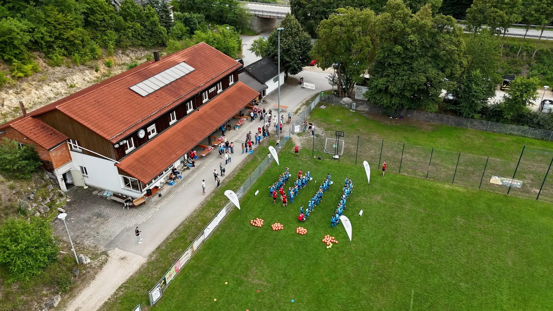 Vereinsfest auf dem Sportgelände aus der Luft