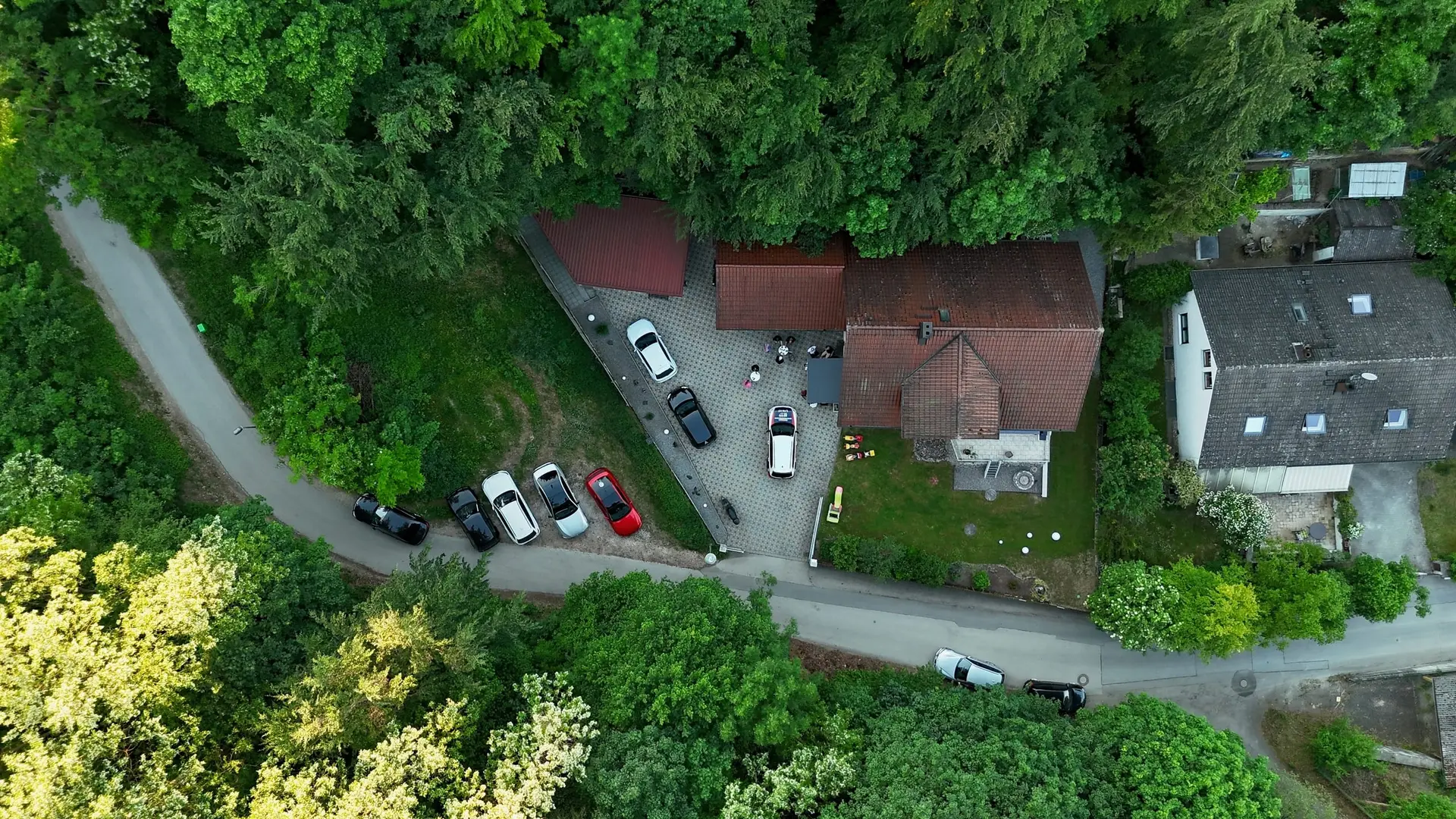 Wohnhäuser am Waldrand von oben