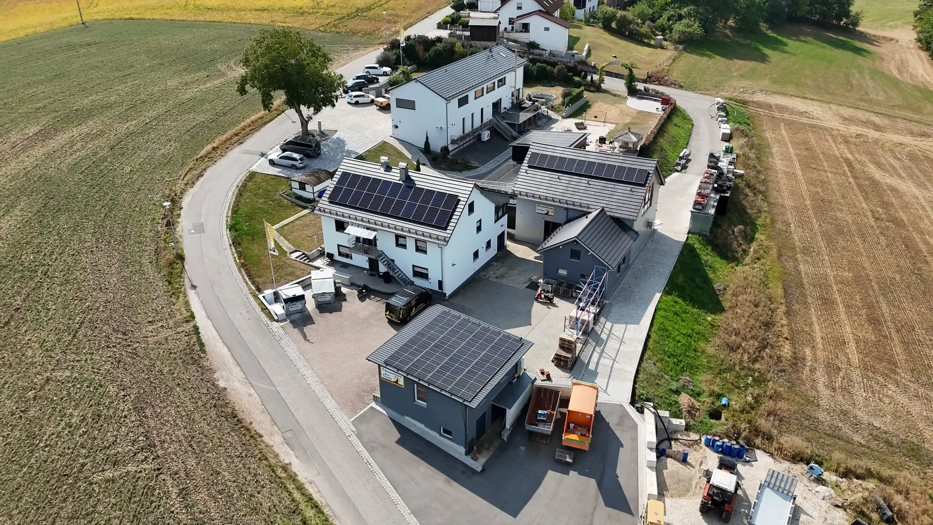Grundstück mit Neubau aus der Luft