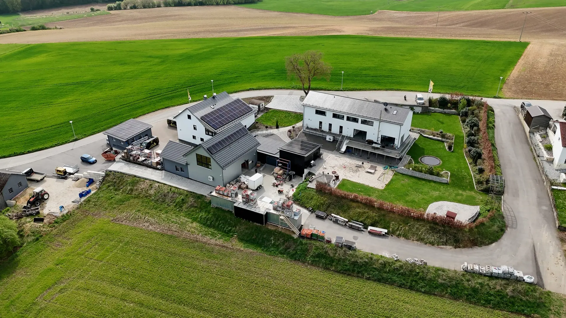 Anwesen mit Photovoltaikanlage aus der Luft