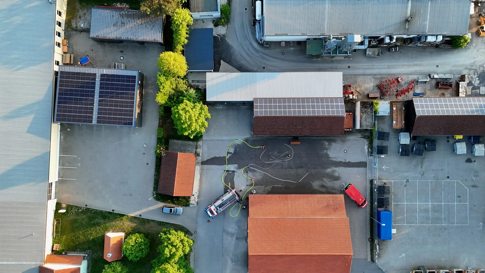 Gewerbedächer mit Photovoltaik aus geringer Höhe