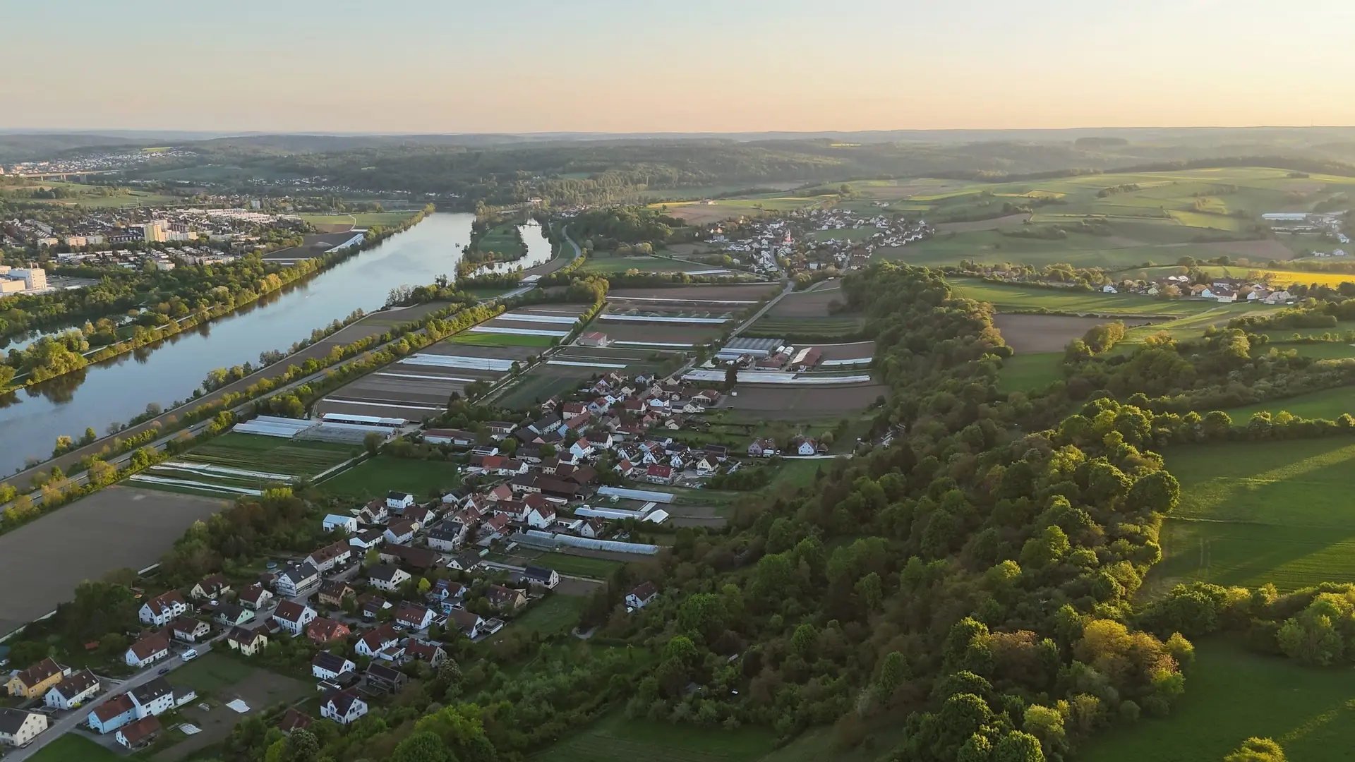 Siedlung am Fluss aus der Luft