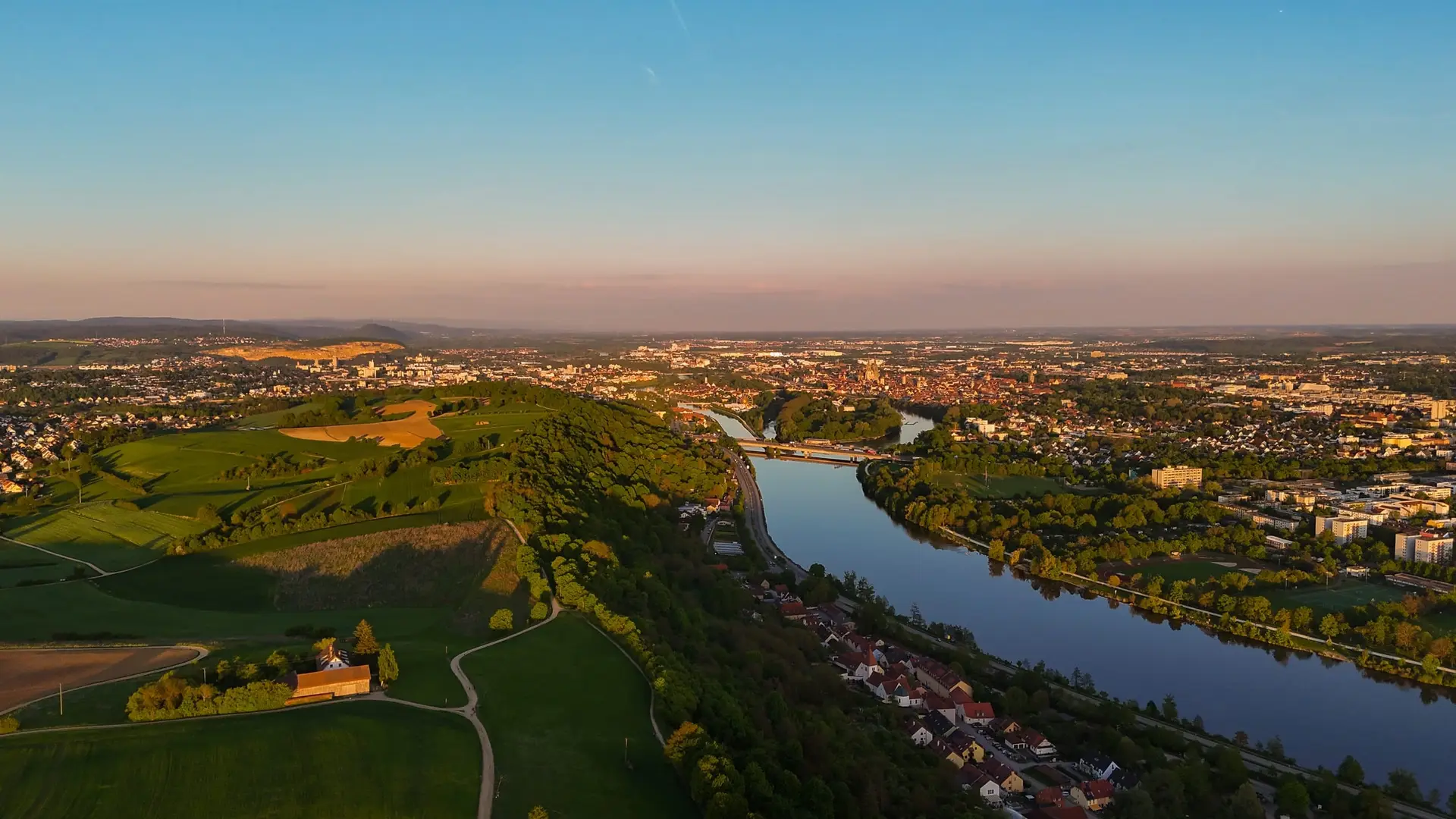 Blick über die Donau auf Regensburg aus der Luft