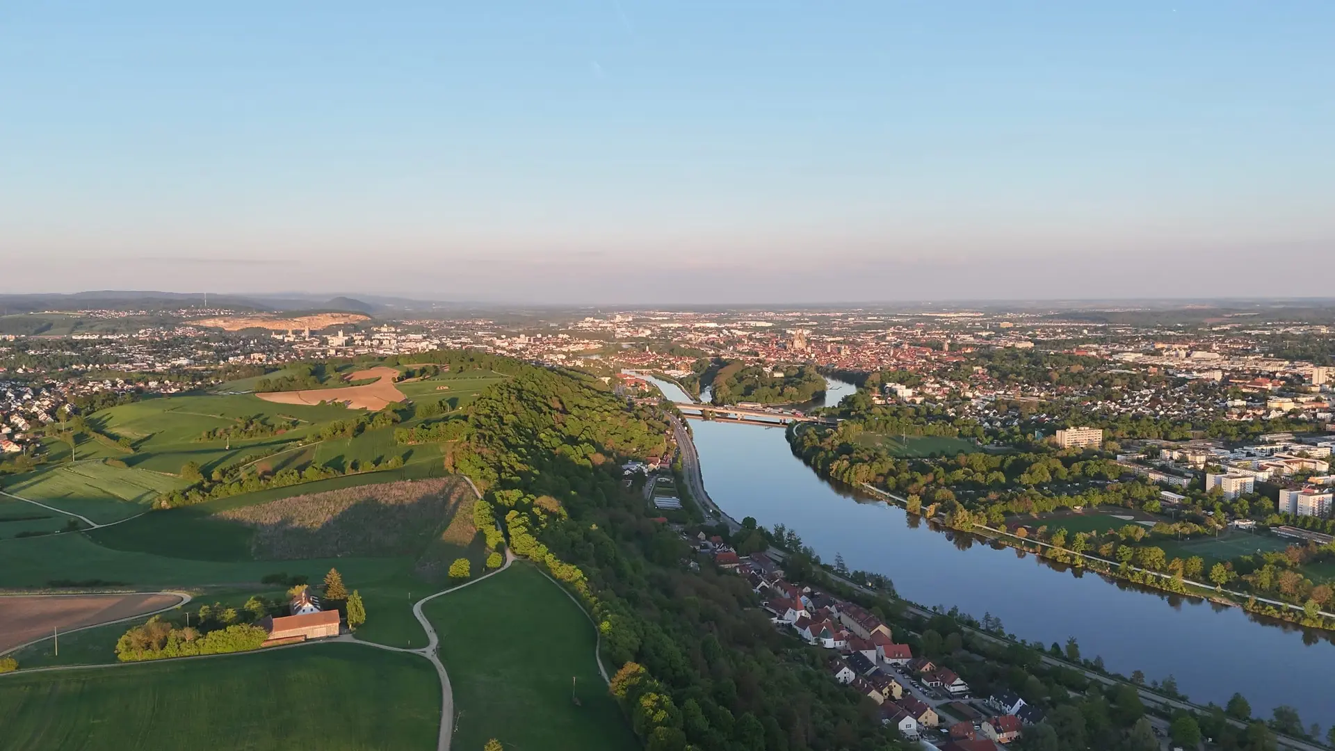 Donau und Regensburg im Abendlicht aus der Luft