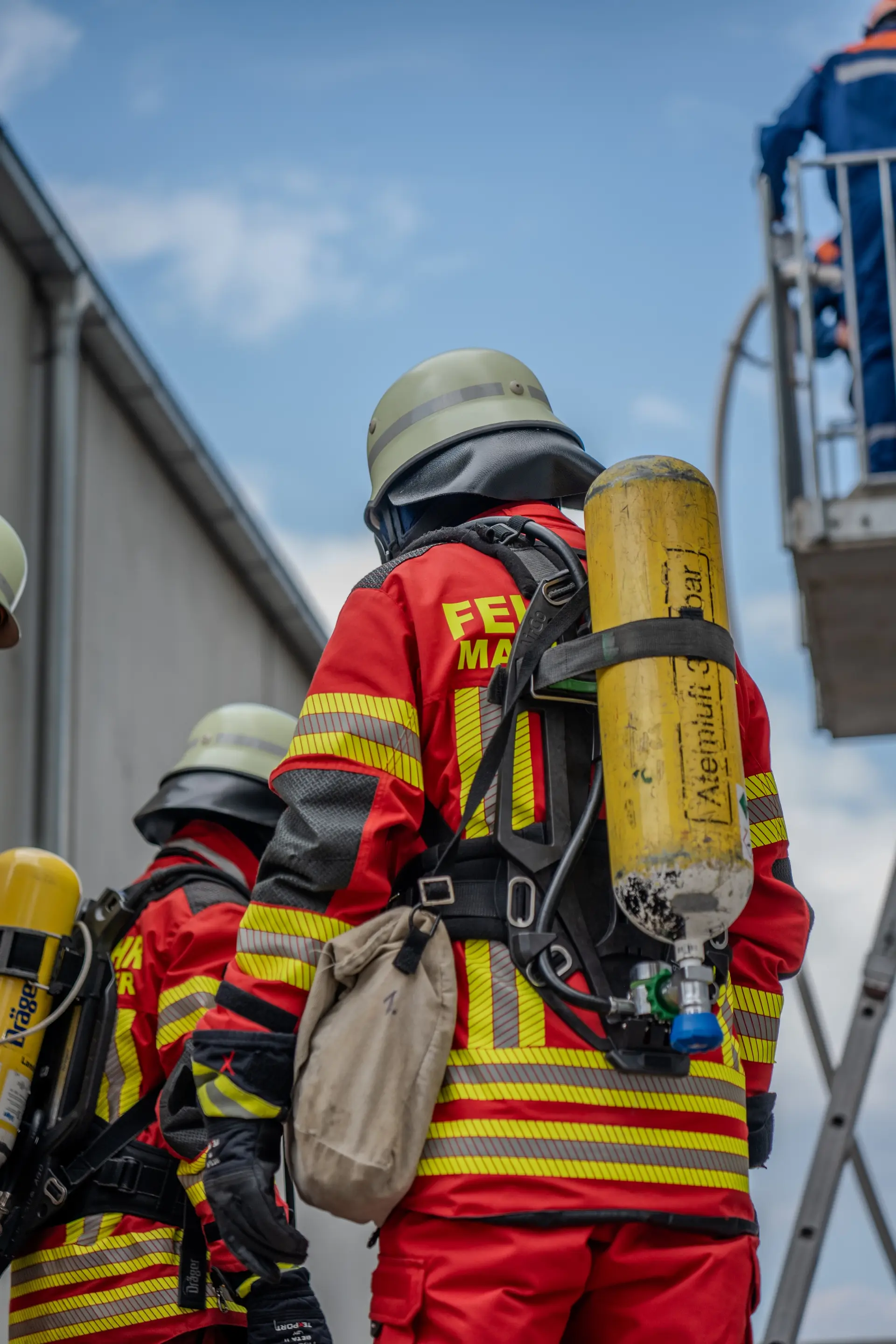 Atemschutzträger der Feuerwehr bei einer Übung, von hinten fotografiert