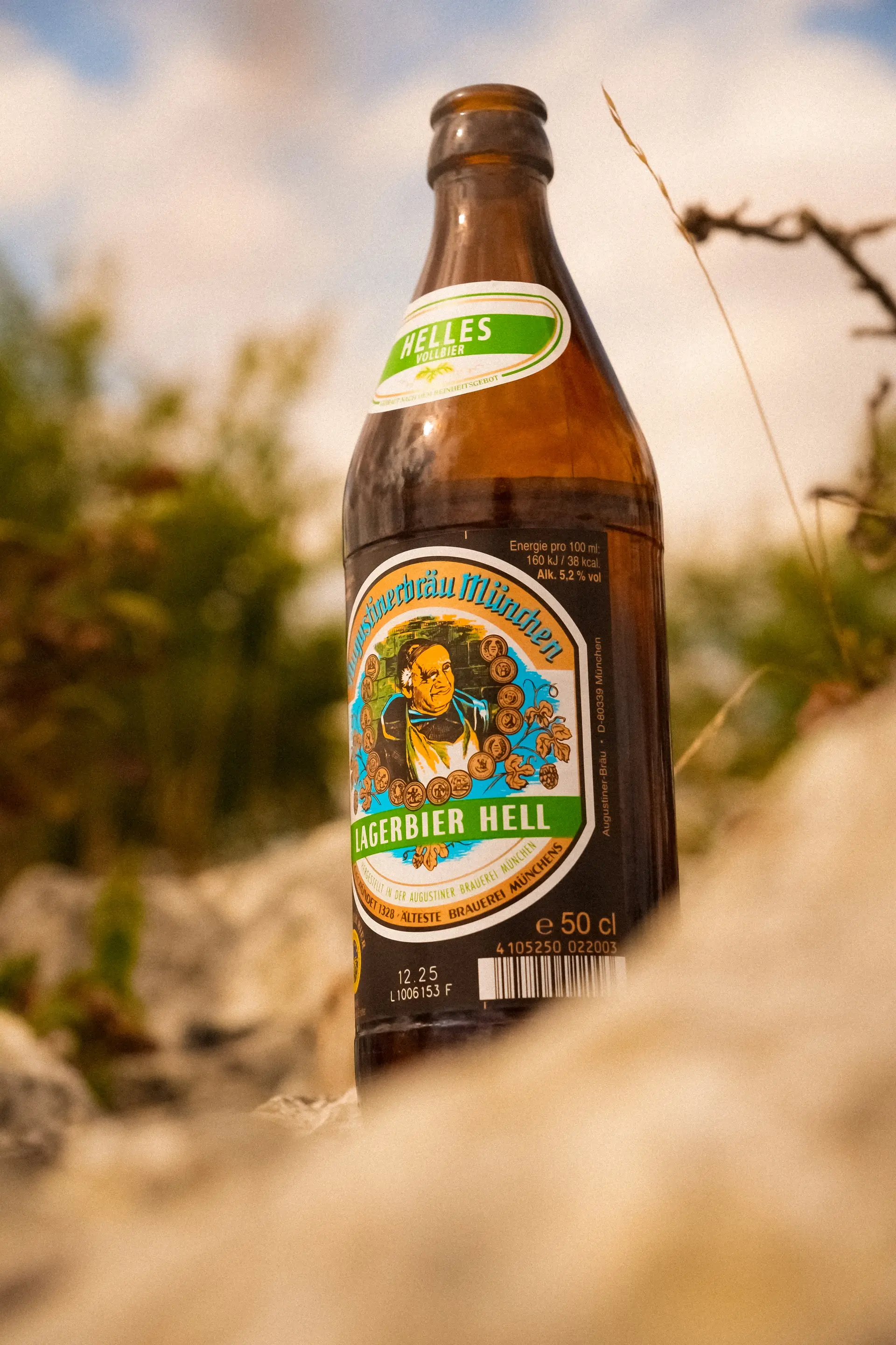 Bierflasche mit Etikett im warmen Licht