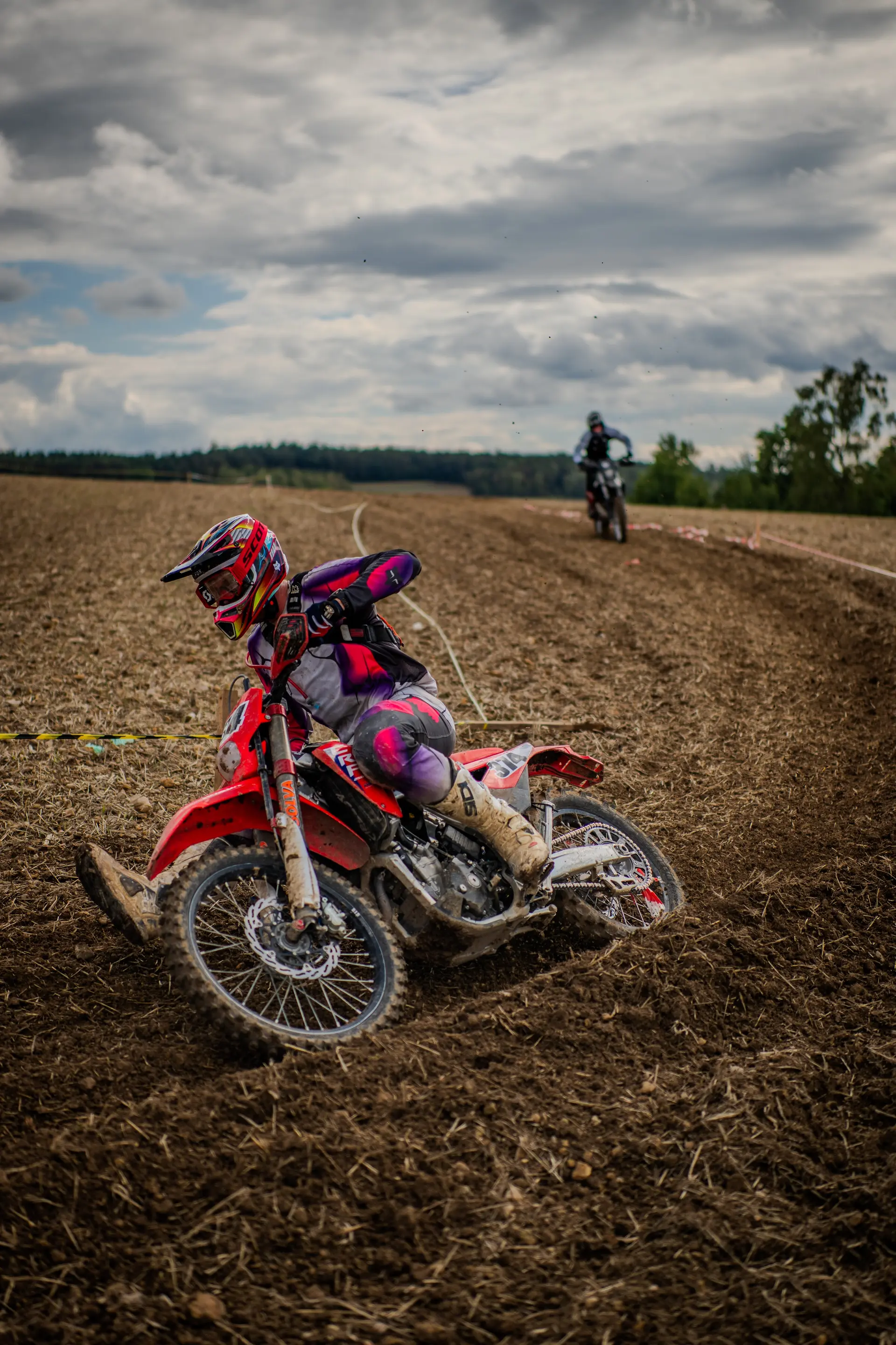 Motocross-Maschine in einer Kurve auf lockerem Ackerboden