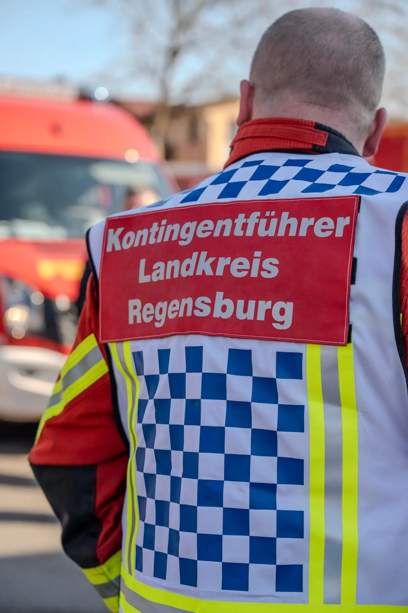 Kontingentführer des Landkreises Regensburg in Warnweste, von hinten fotografiert
