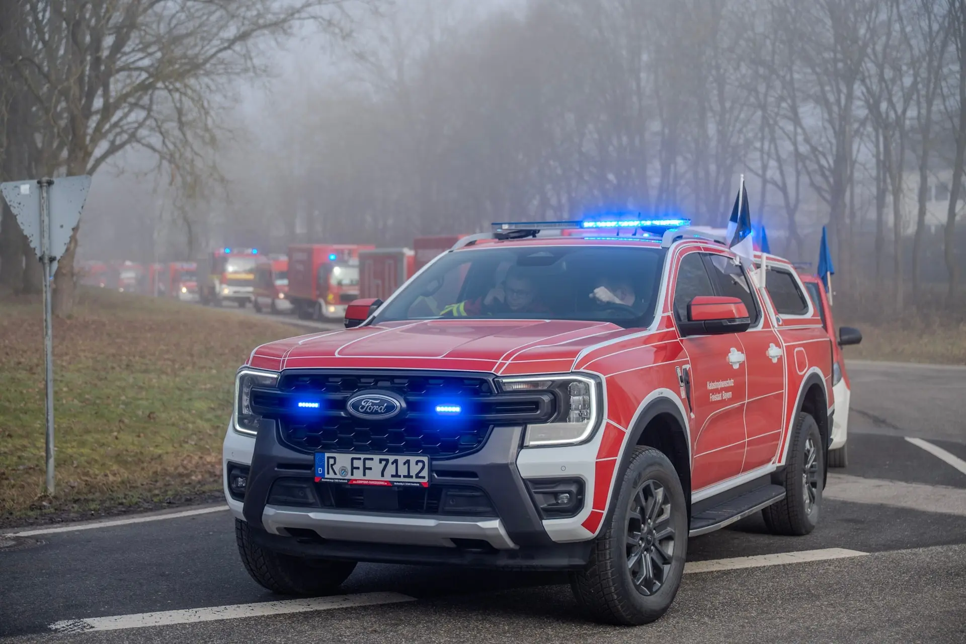 Kommandofahrzeug der Feuerwehr mit Blaulicht im Nebel