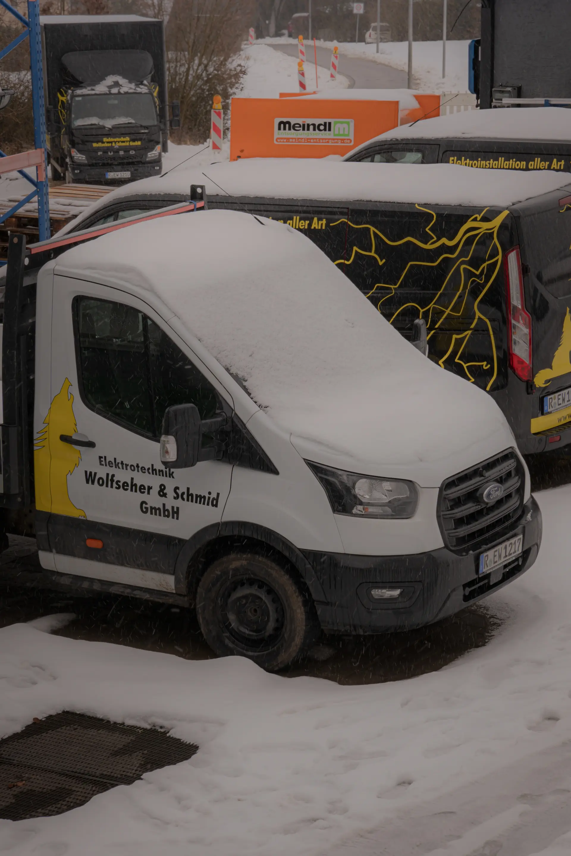 Verschneiter Firmentransporter der Elektrotechnik Wolfseher & Schmid GmbH