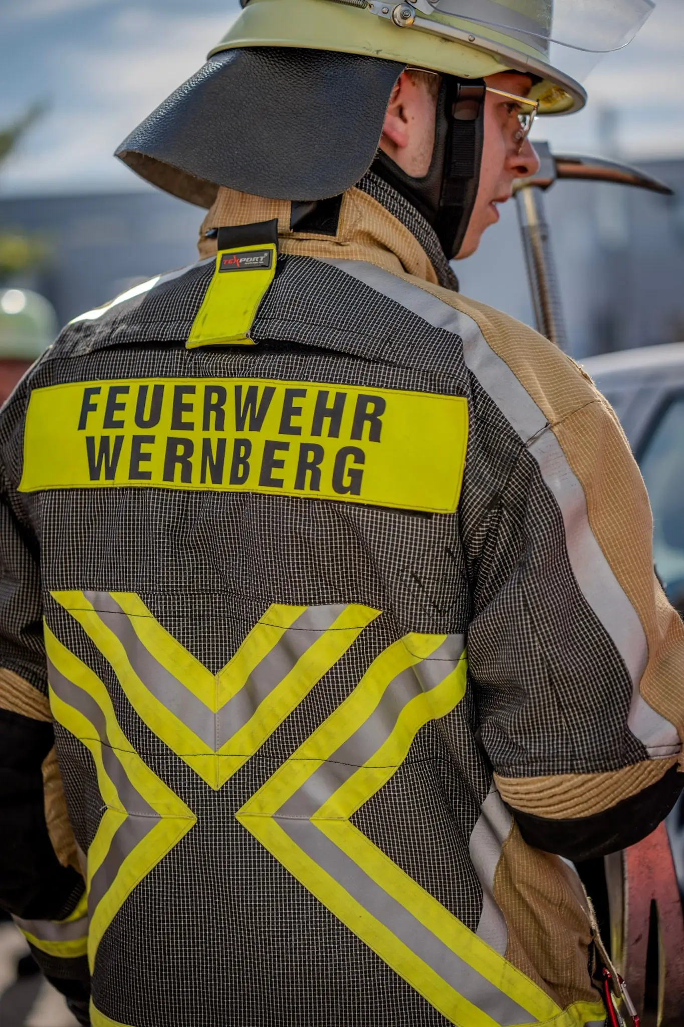 Feuerwehrmann der Feuerwehr Wernberg mit Helm, von hinten fotografiert