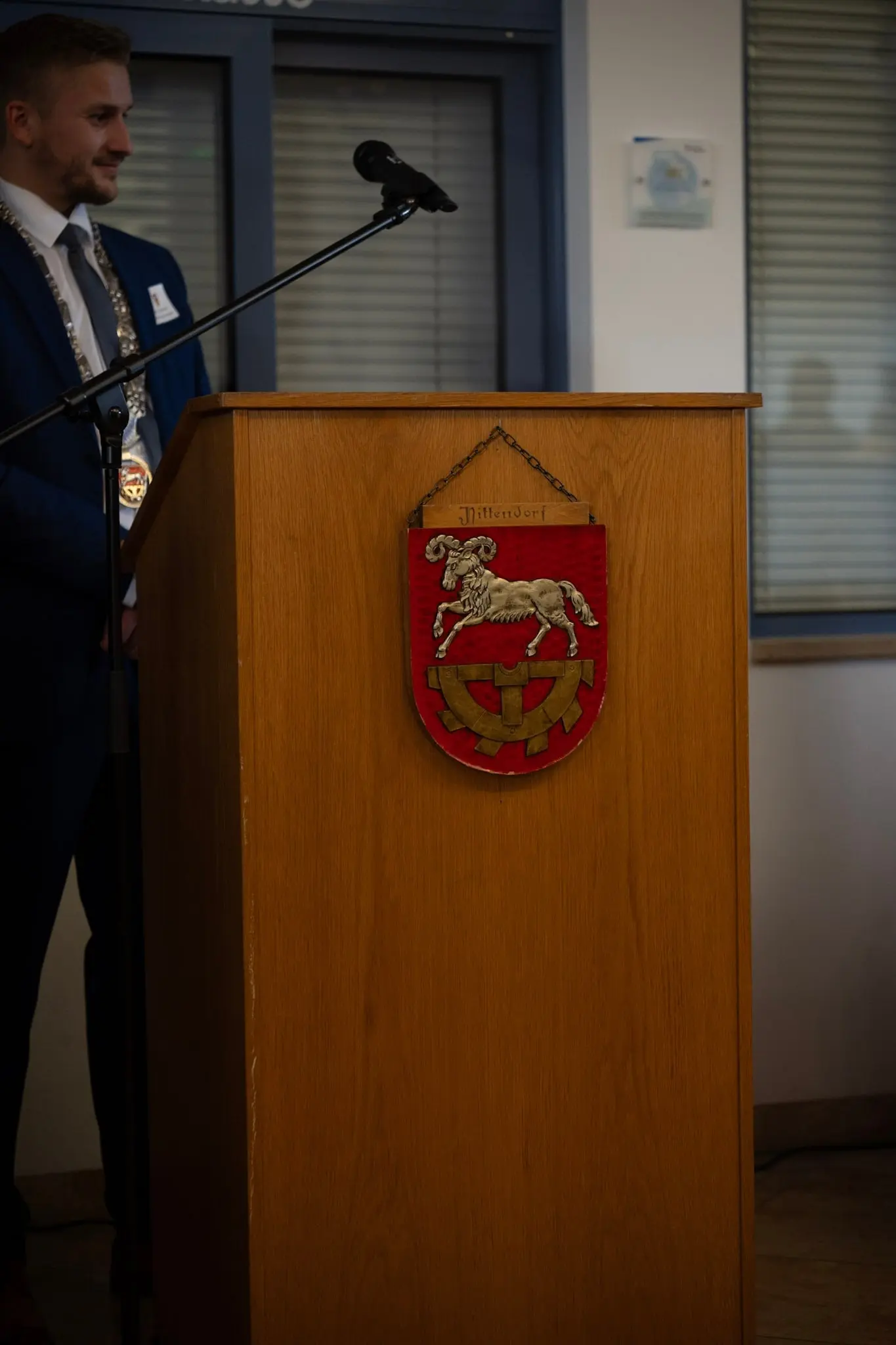Rednerpult mit dem Nittendorfer Wappen bei einer Feierstunde