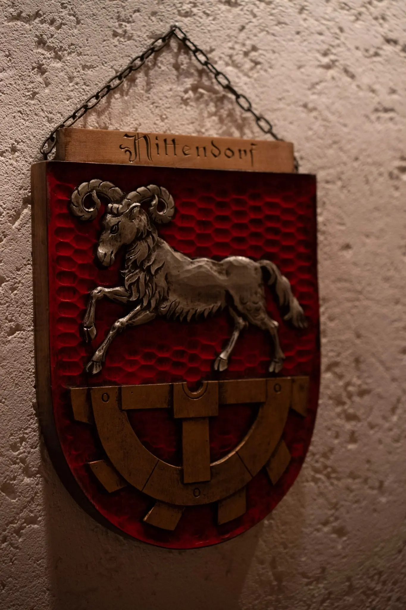 Wappen des Marktes Nittendorf an einer Wand