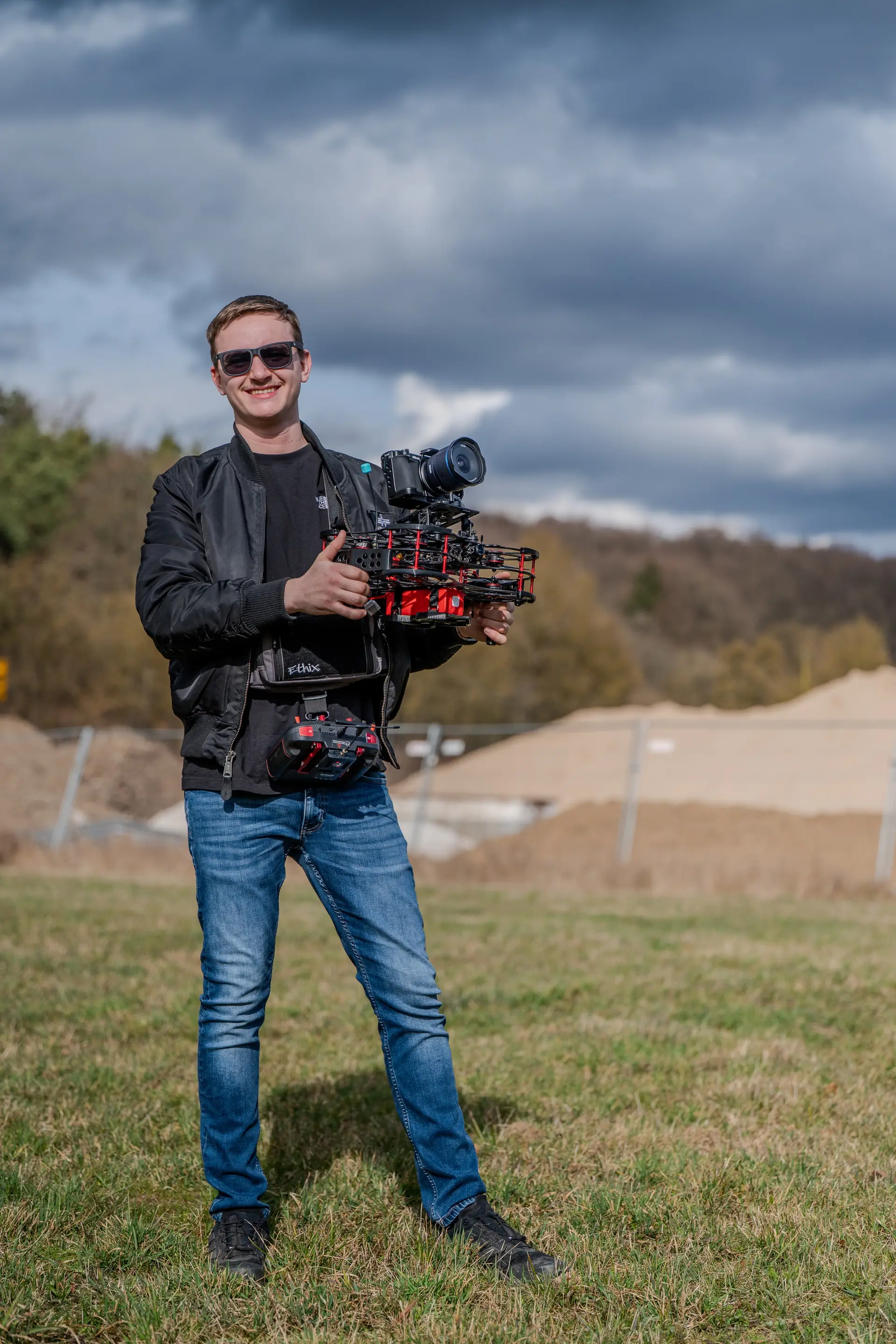 Oliver Seidl mit Filmkamera-Rig auf einer Wiese
