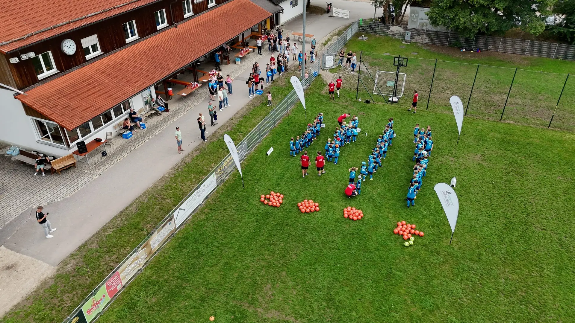 Vereinsfest auf dem Sportgelände aus der Luft