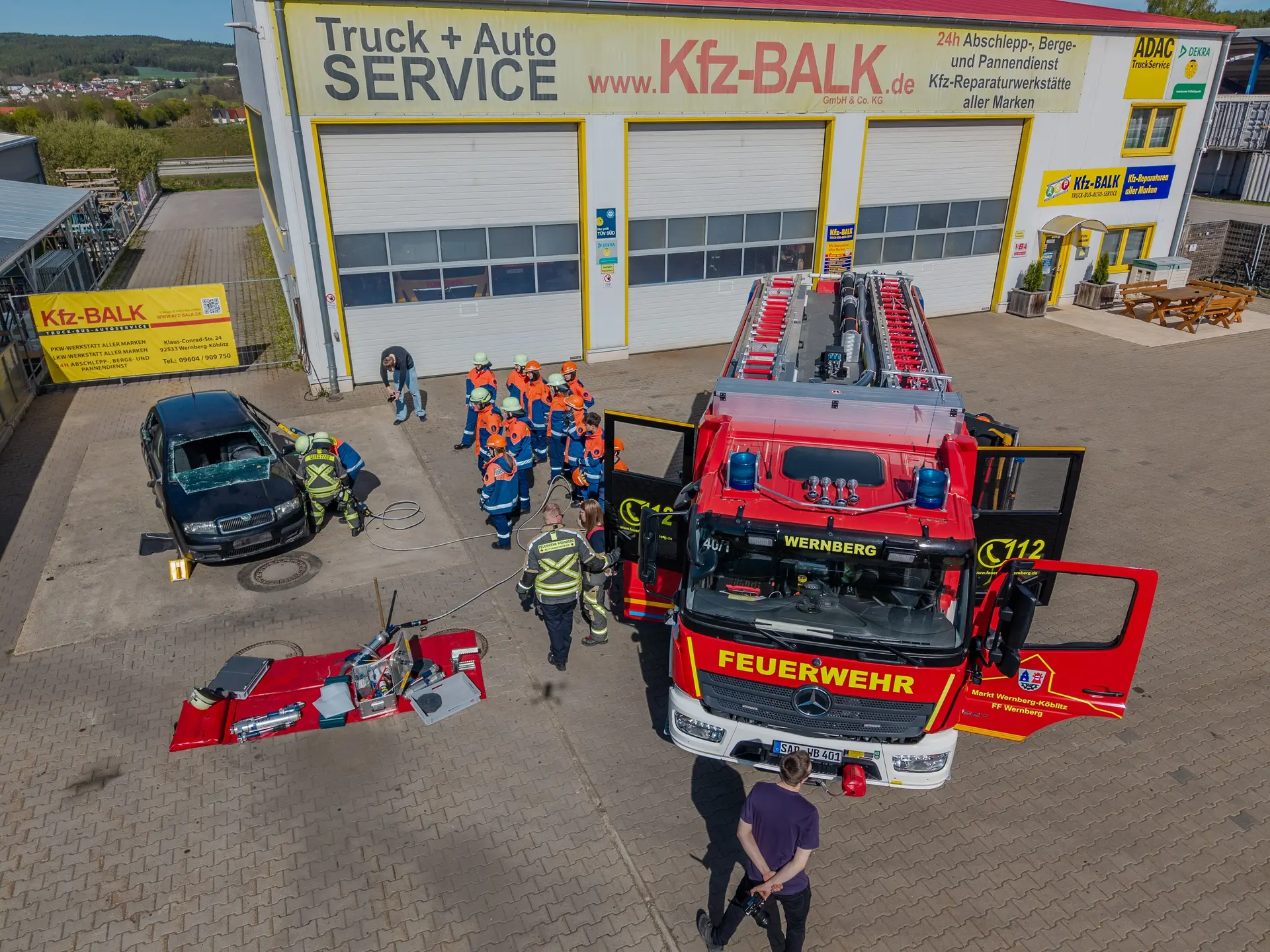Übung von Feuerwehr und Jugendfeuerwehr an einem Unfallfahrzeug, von oben fotografiert