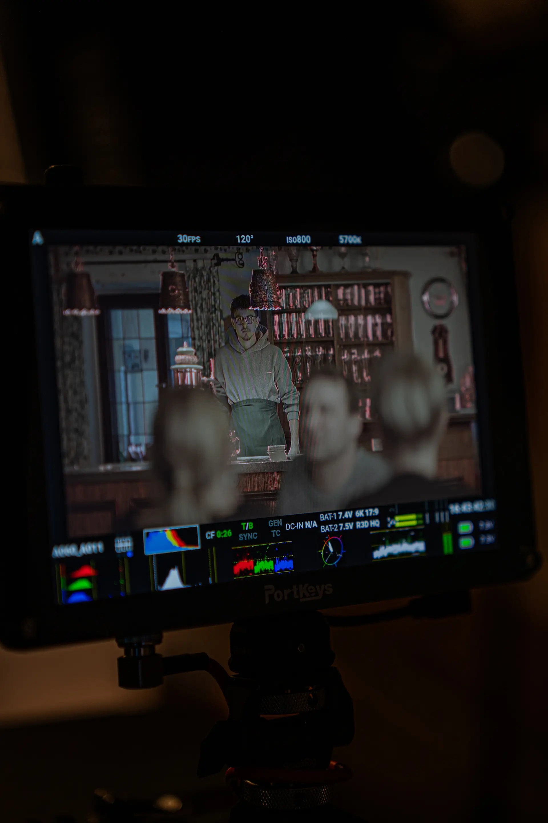 Kontrollmonitor zeigt die laufende Filmszene in einer Gaststube
