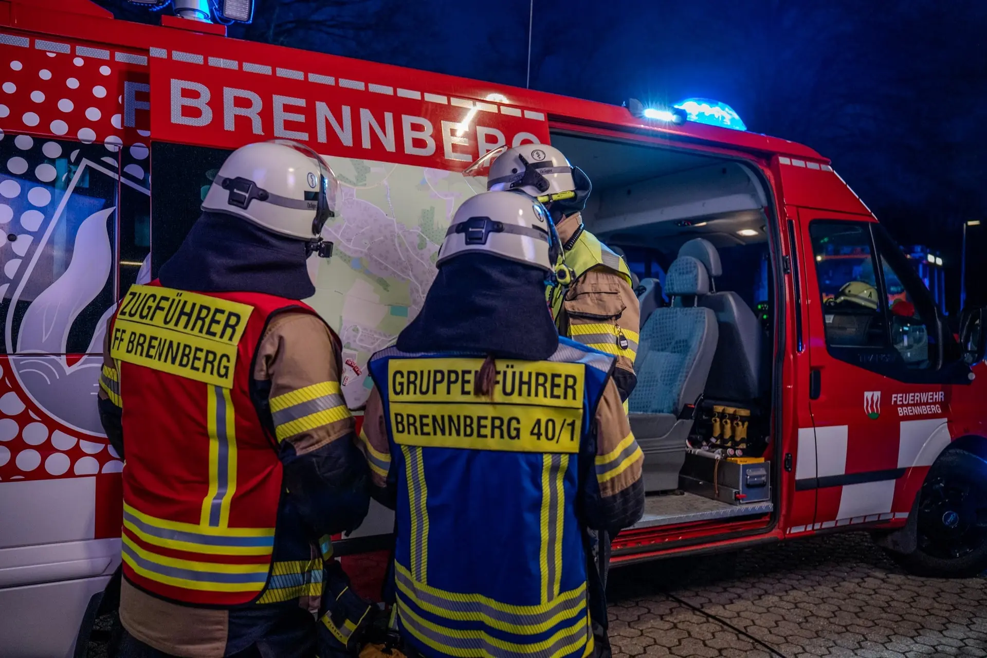 Zug- und Gruppenführer besprechen sich am Einsatzleitwagen