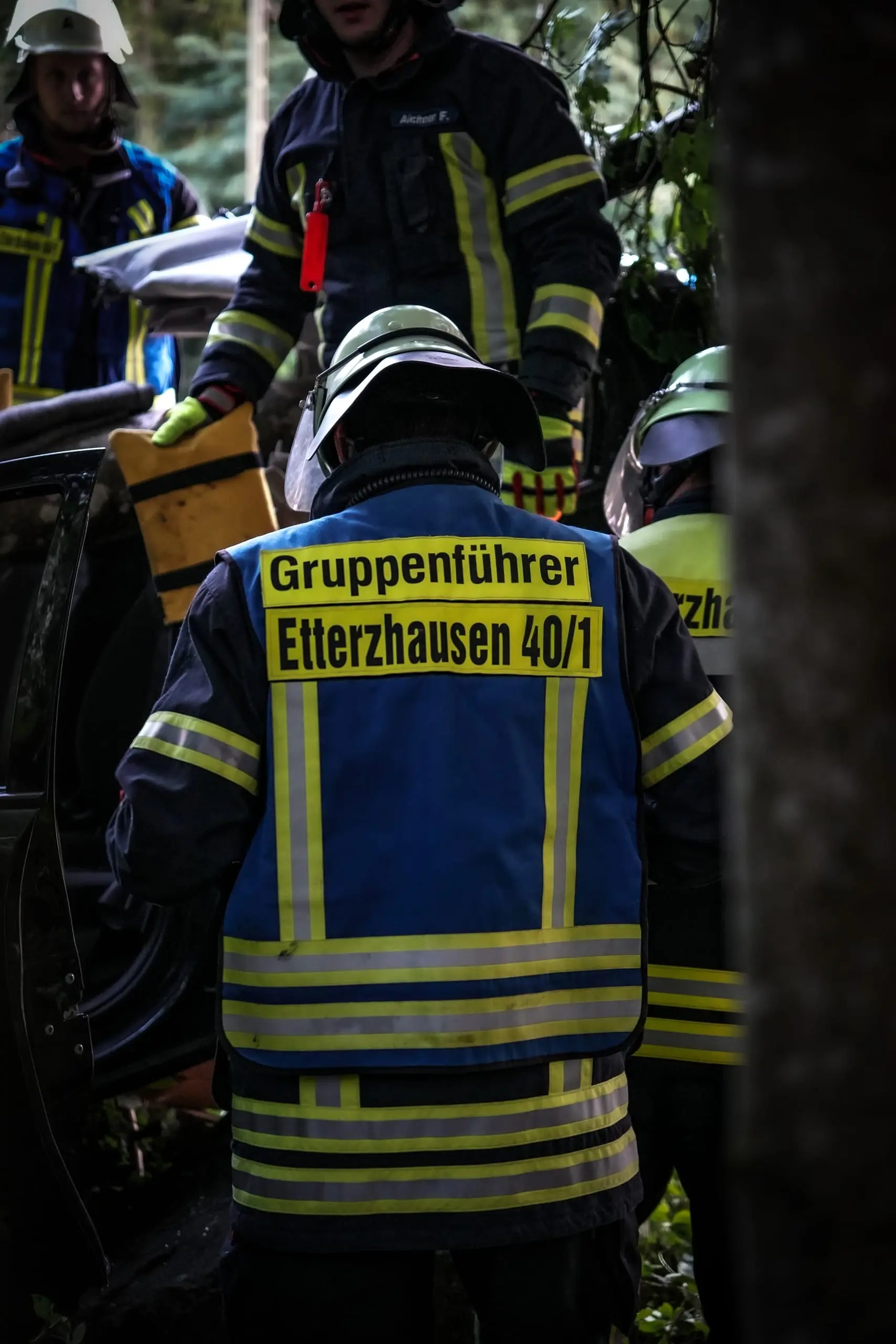 Gruppenführer der Feuerwehr von hinten