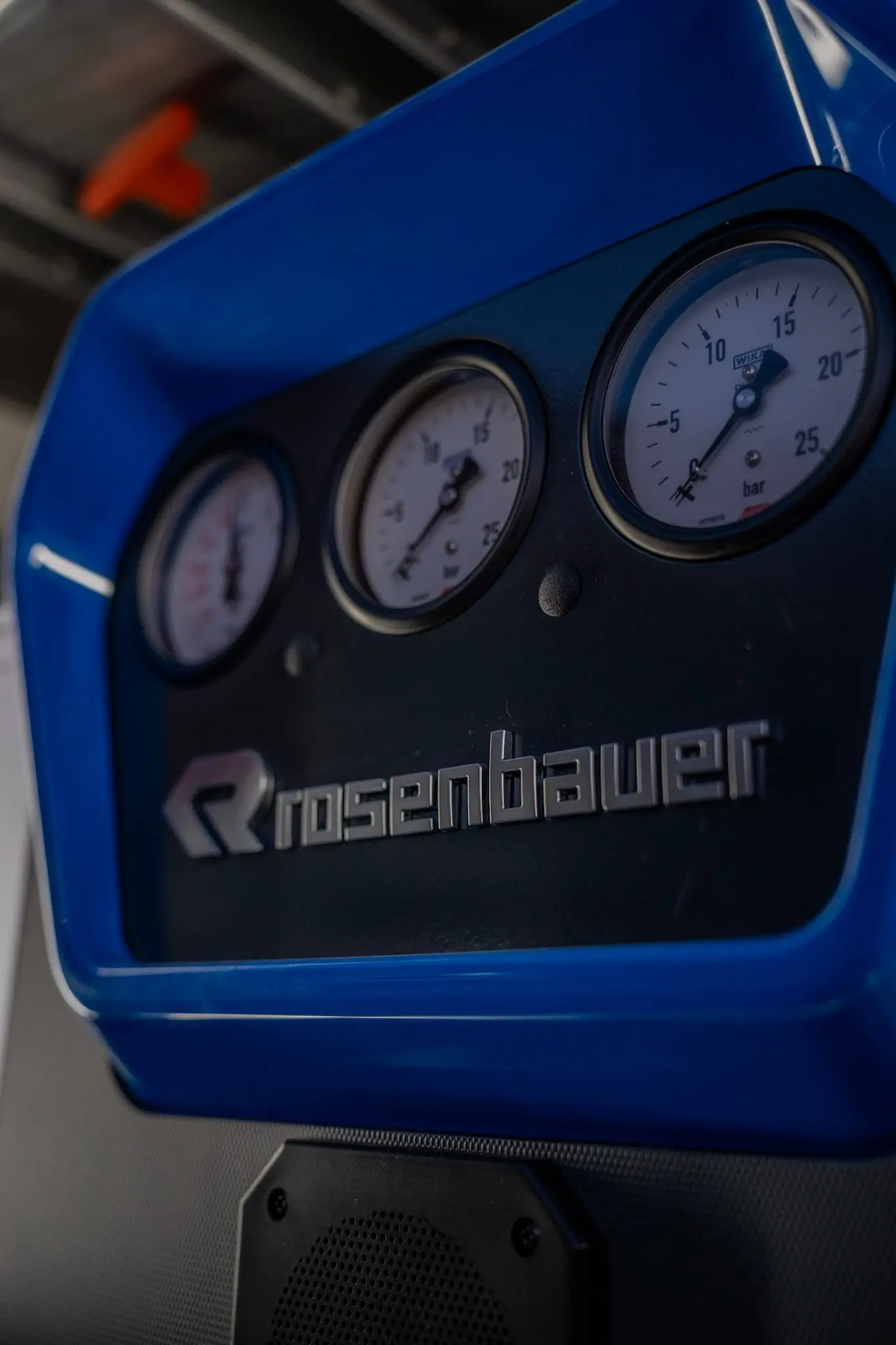 Manometer und Herstellerschriftzug an einer Feuerwehrpumpe