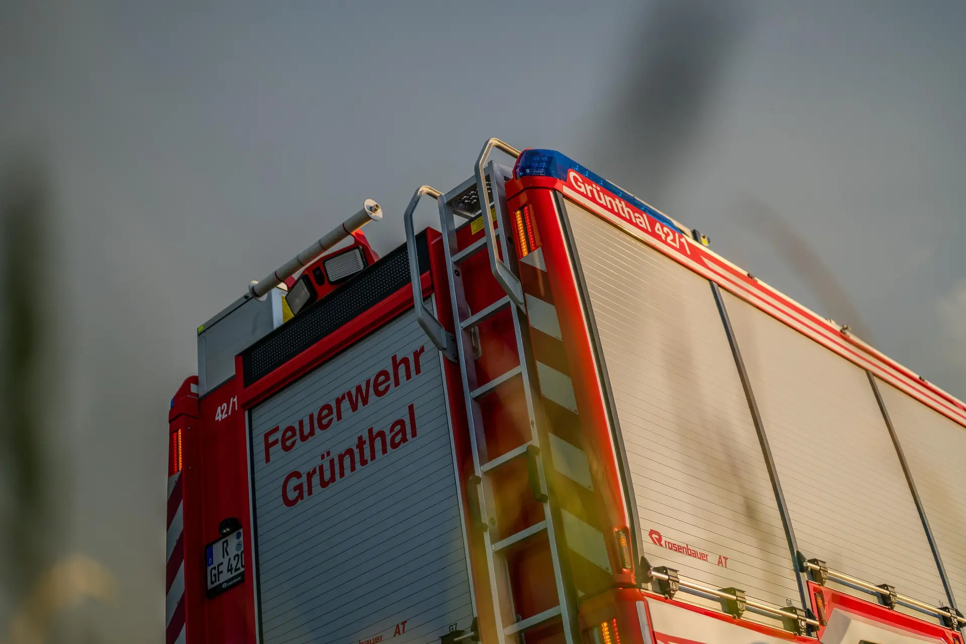 Aufbau eines beschrifteten Löschfahrzeugs aus der Froschperspektive