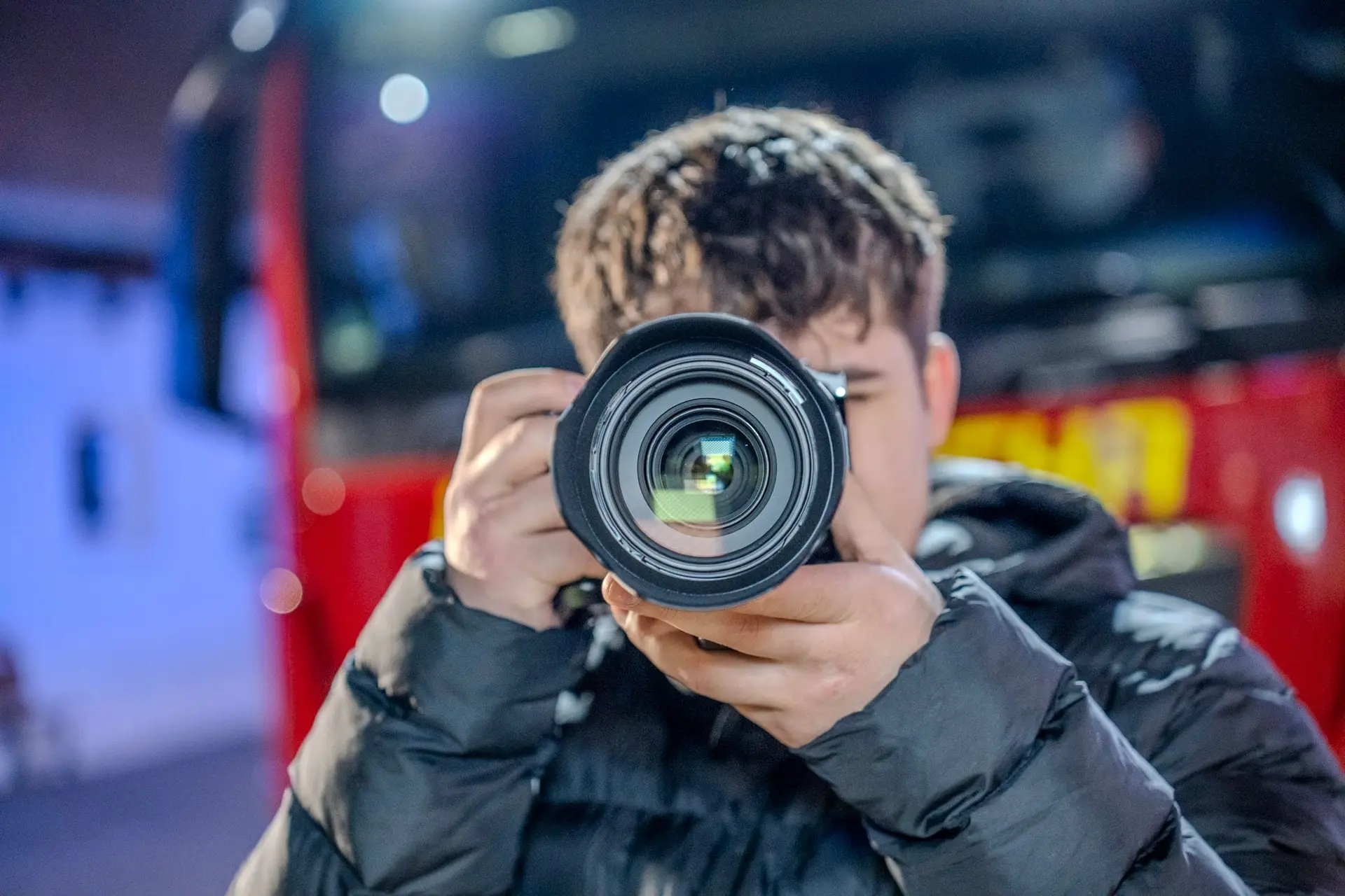 Fotograf richtet das Objektiv direkt auf den Betrachter